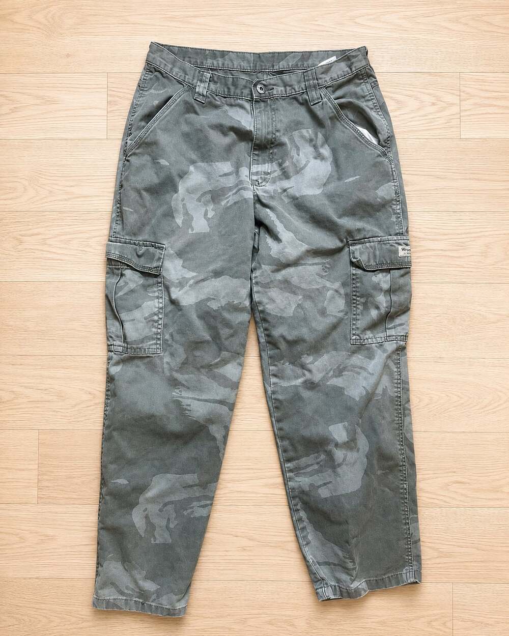 Men’s Vintage Wrangler Men's Relaxed Fit Cargo Pants in Green Camo 32x30